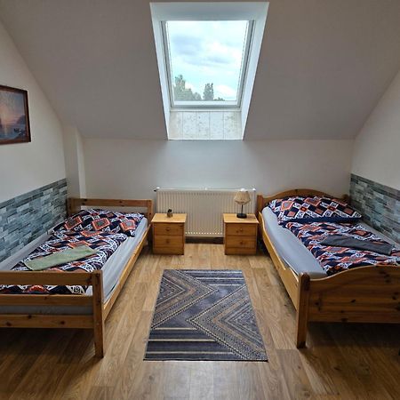Farm Stay Nh Stables Nyrany Dış mekan fotoğraf