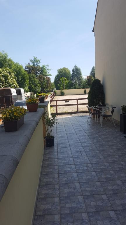 Farm Stay Nh Stables Nyrany Dış mekan fotoğraf
