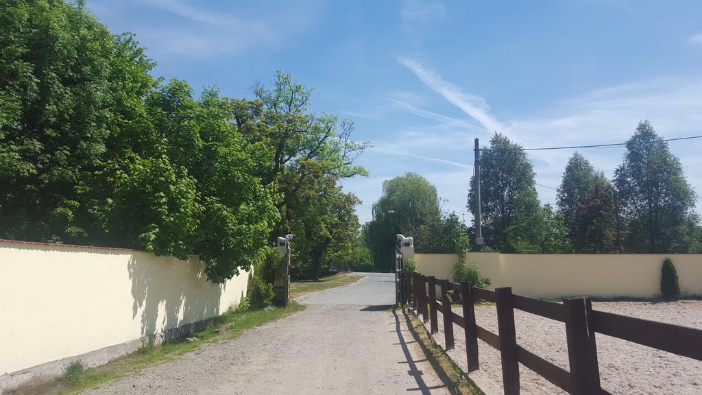 Farm Stay Nh Stables Nyrany Dış mekan fotoğraf