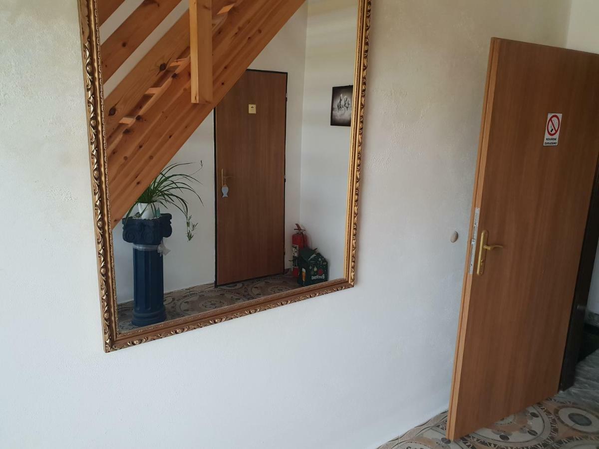 Farm Stay Nh Stables Nyrany Dış mekan fotoğraf