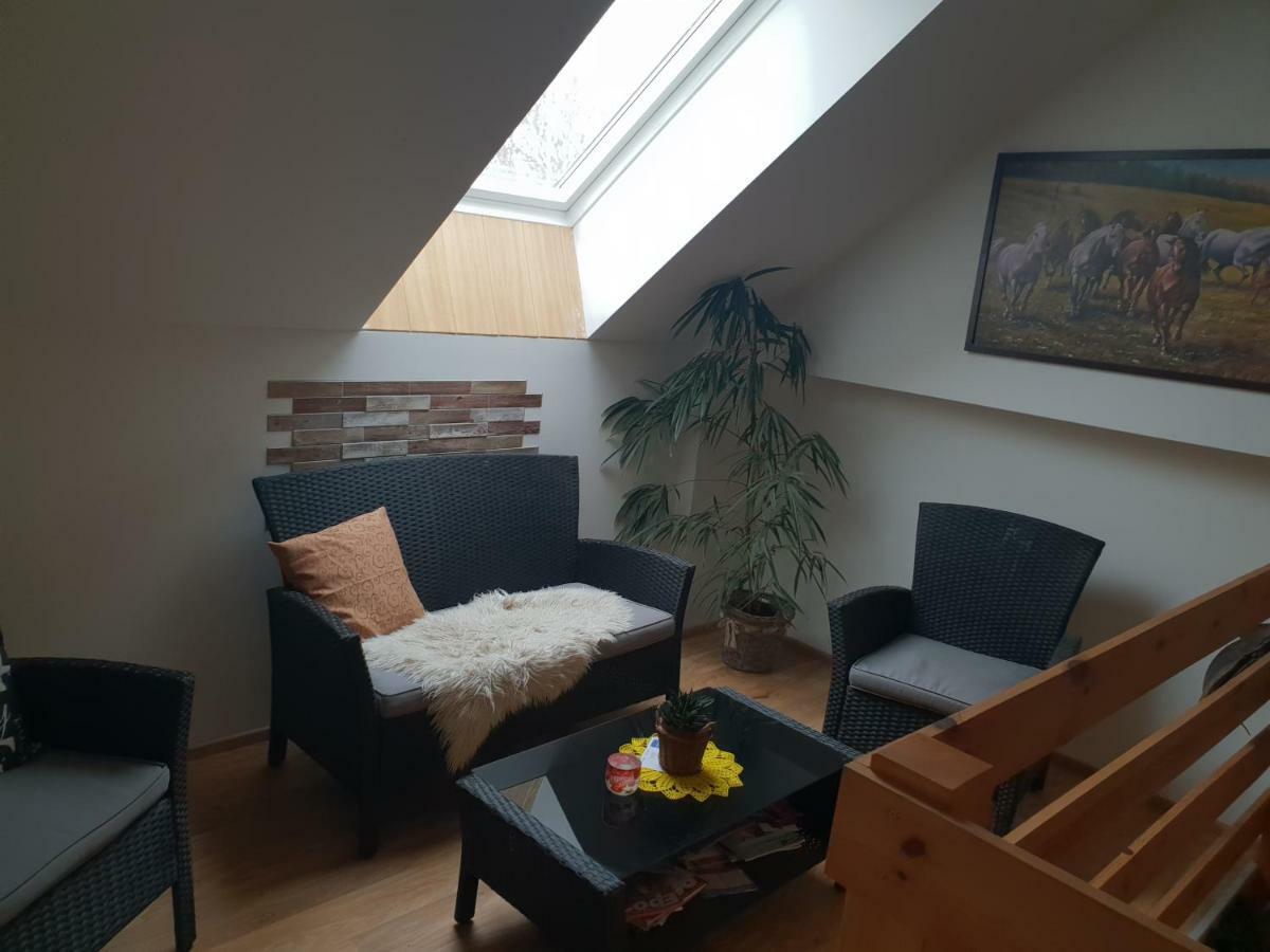 Farm Stay Nh Stables Nyrany Dış mekan fotoğraf