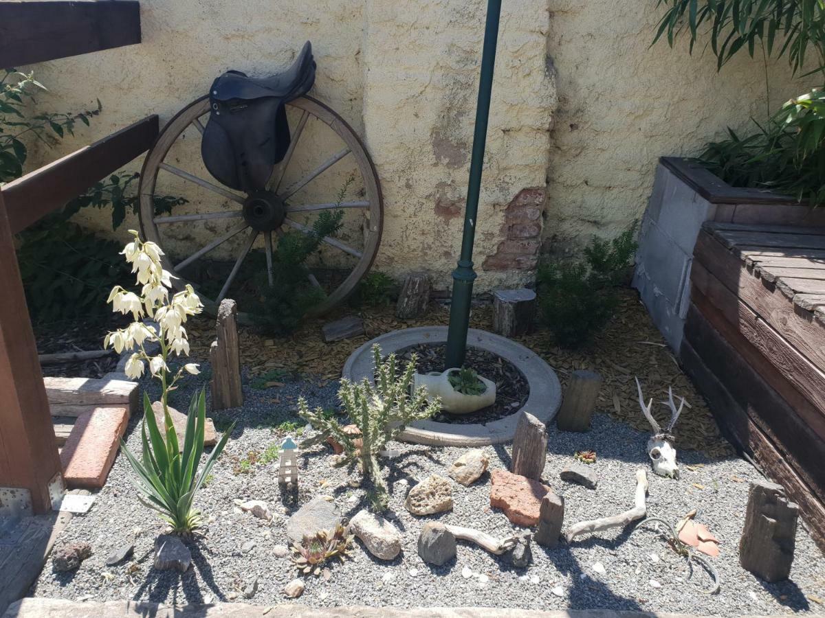 Farm Stay Nh Stables Nyrany Dış mekan fotoğraf
